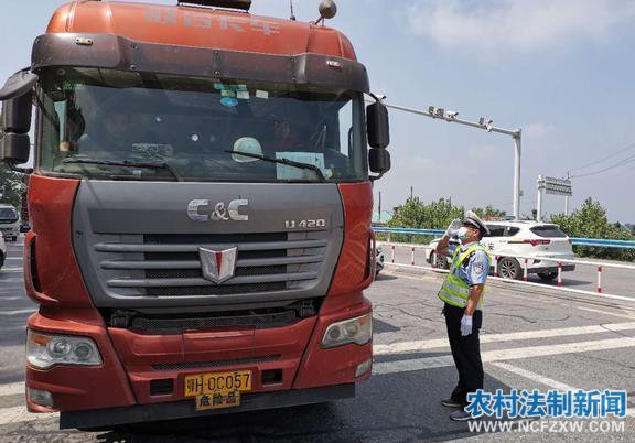 全国统一行动日|开封高速交警开展危化品运输交通安全“除隐患 防风险”专项整治行动