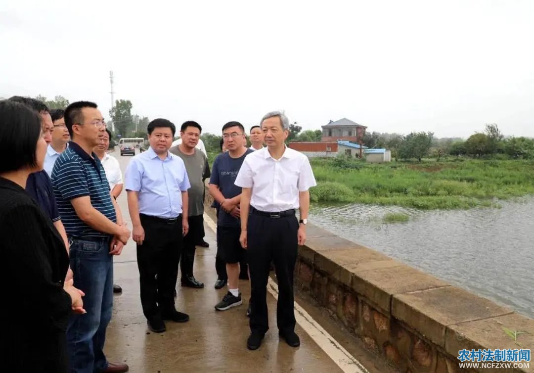 7月18日,市长、市防汛抗旱指挥部指挥长尚朝阳带领相关部门负责同志深入中心城区和商城县、固始县检查指导防汛救灾工作。李海.jpg