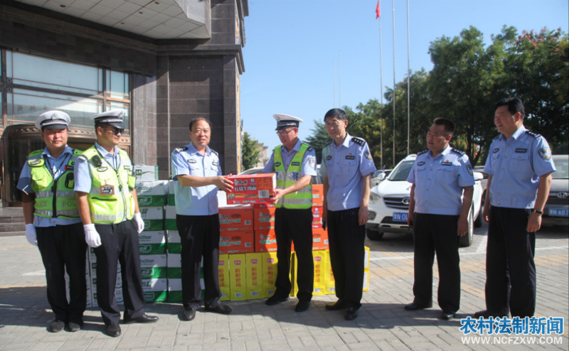 河南省商丘市公安局党委委员、副局长李明星一行慰问创城一线民警辅警 鼓士气冲刺创城